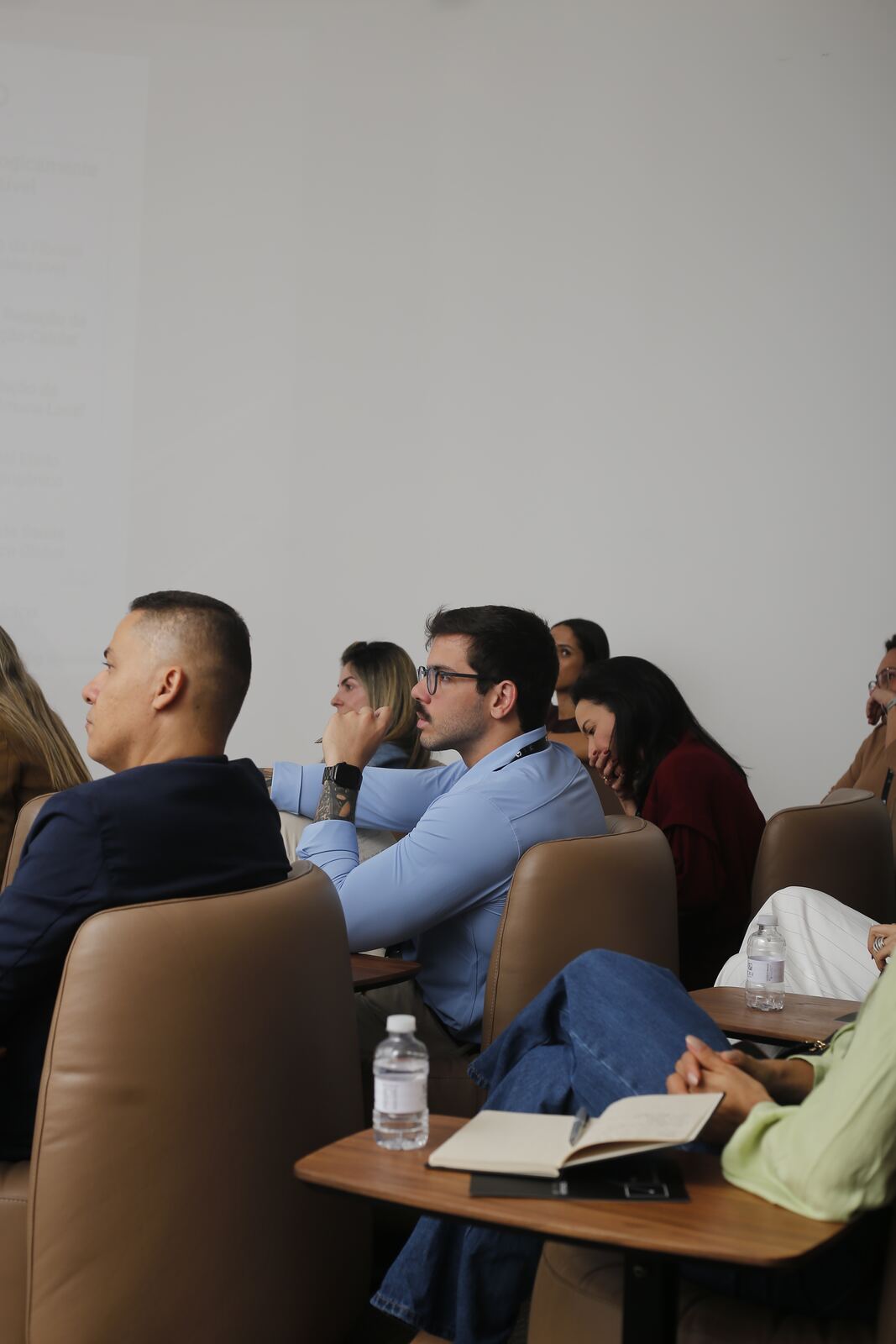Médicos participantes acompanhando a aula teórica — 3 de 11