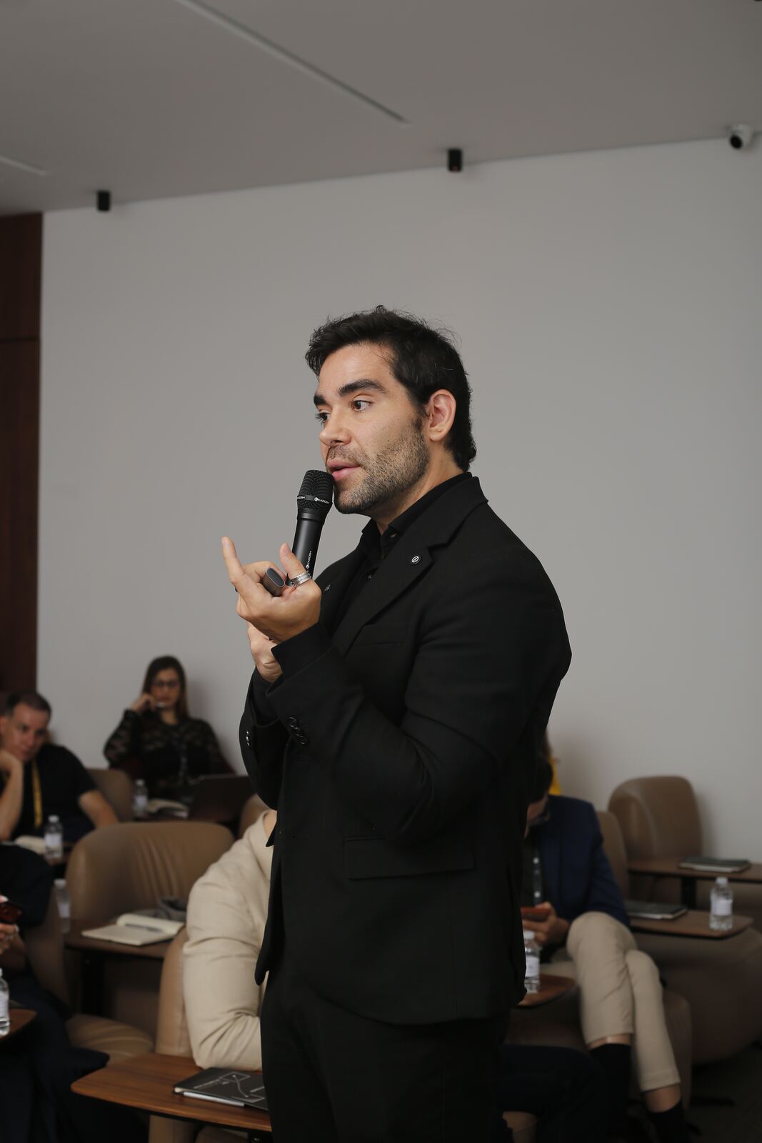 Dr. Henrique Santiago conduzindo a discussão com a turma — 11 de 11