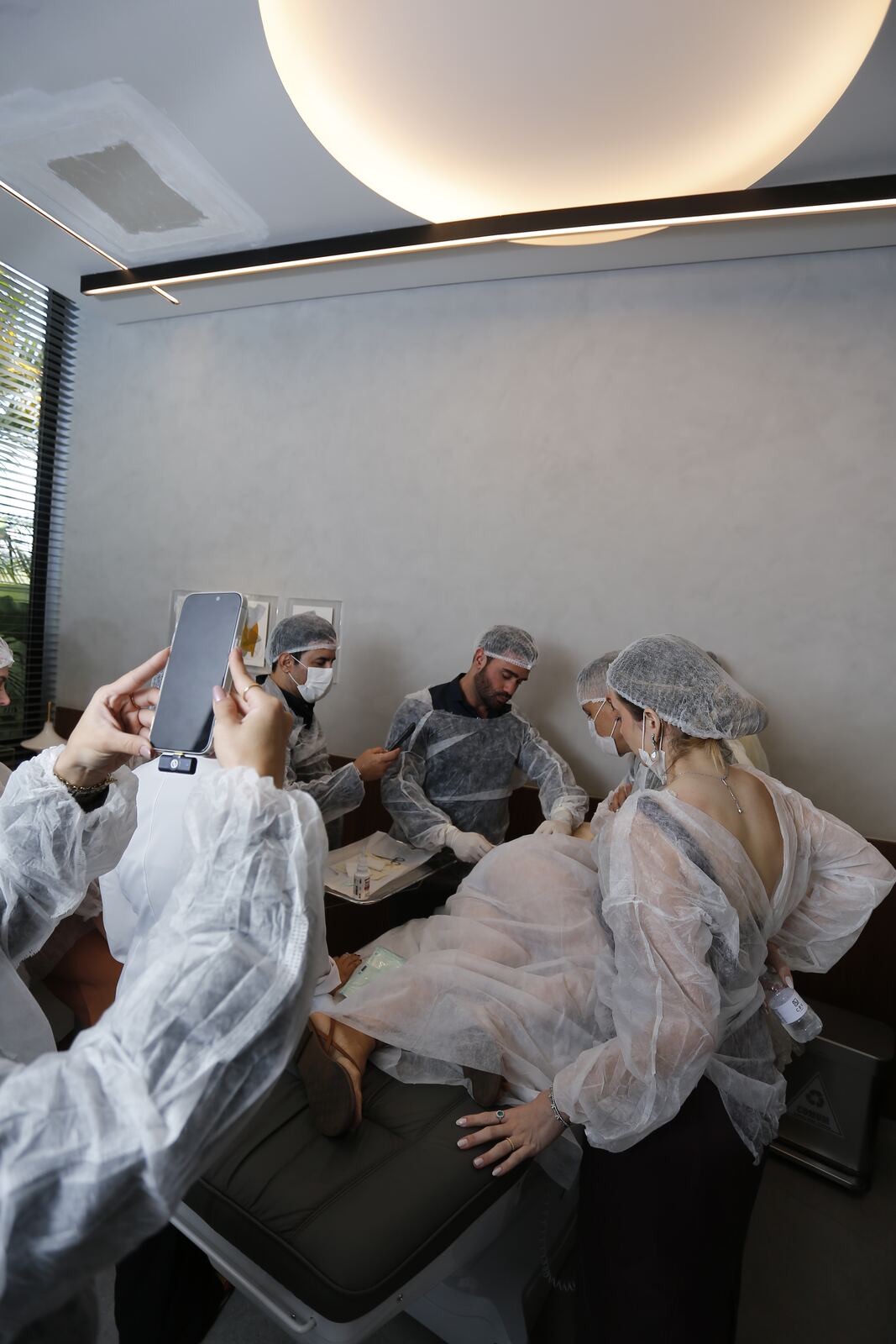 Médicos registrando o procedimento durante o hands-on — 4 de 11