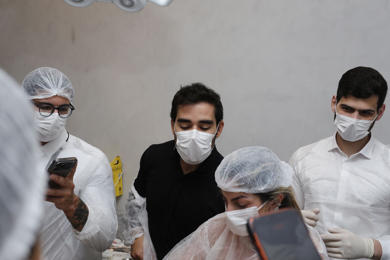 Médicos acompanhando de perto um procedimento — 8 de 11